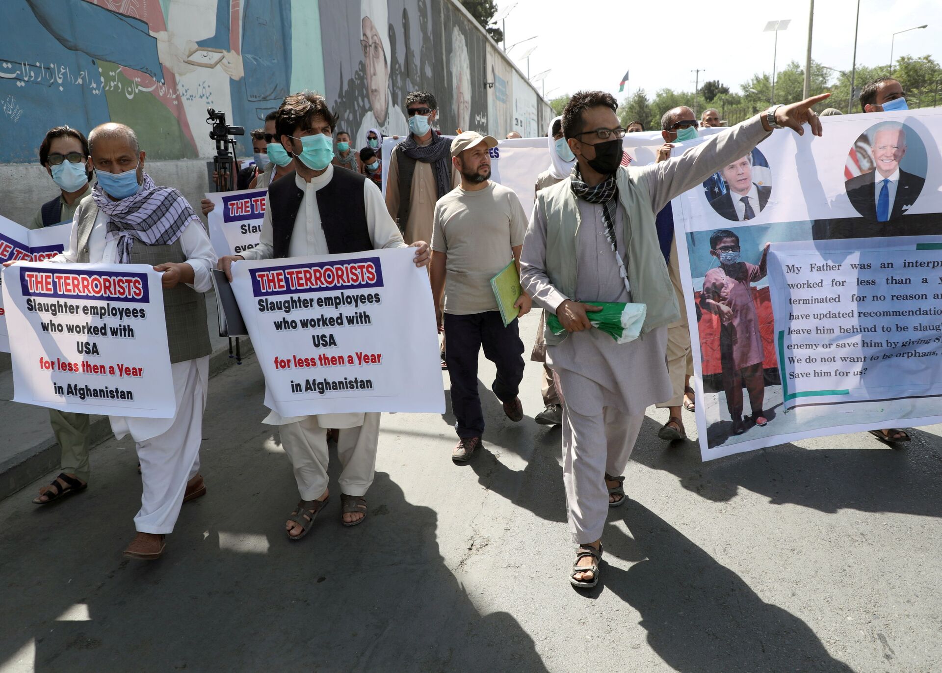 Former Afghan interpreters, who worked with U.S. troops in Afghanistan, demonstrate in front of the U.S. embassy in Kabul June 25, 2021. - Sputnik International, 1920, 07.09.2021
