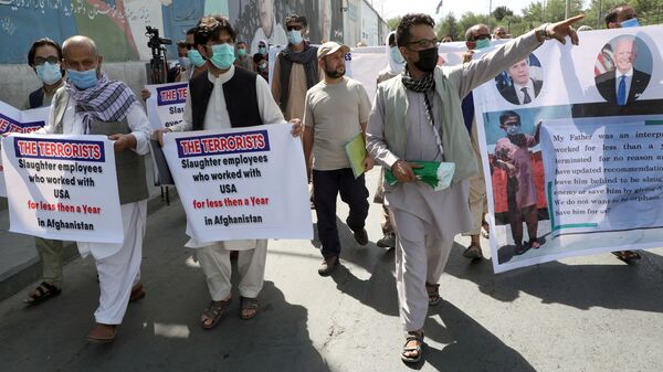 Former Afghan interpreters, who worked with U.S. troops in Afghanistan, demonstrate in front of the U.S. embassy in Kabul June 25, 2021. - Sputnik International