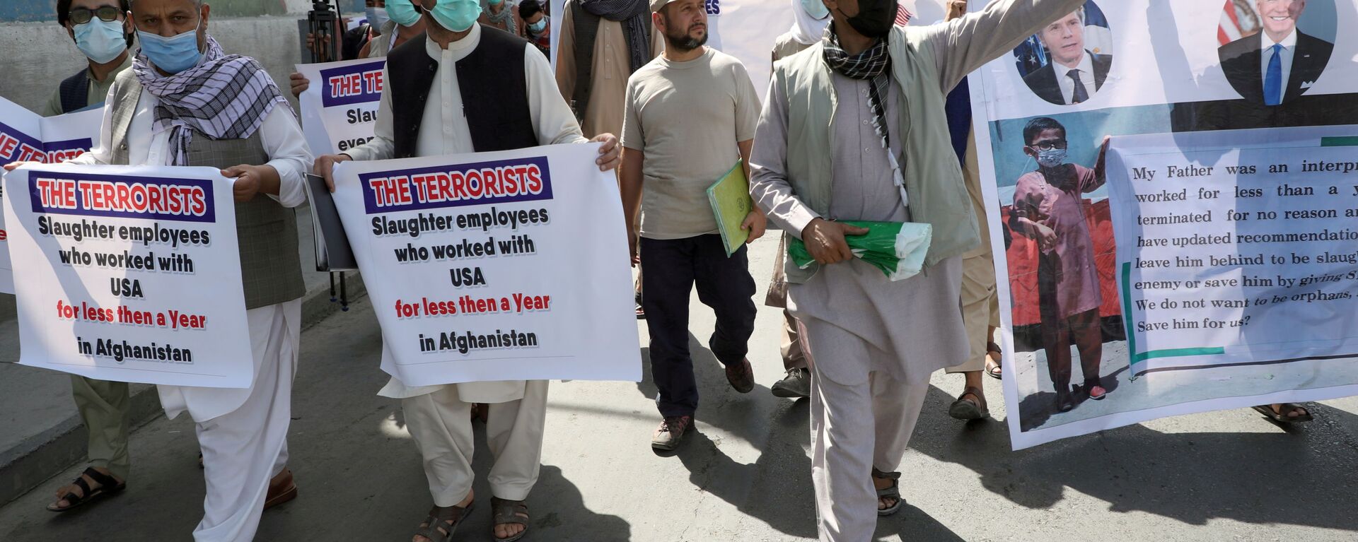 Former Afghan interpreters, who worked with U.S. troops in Afghanistan, demonstrate in front of the U.S. embassy in Kabul June 25, 2021. - Sputnik International, 1920, 11.12.2021