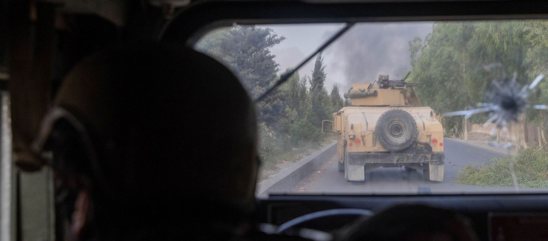 A member of Afghan Special Forces fires at Taliban after coming under heavy fire during the rescue mission of a police officer besieged at a check post, in Kandahar province, Afghanistan, July 13, 2021.  - Sputnik International, 1920, 22.07.2021