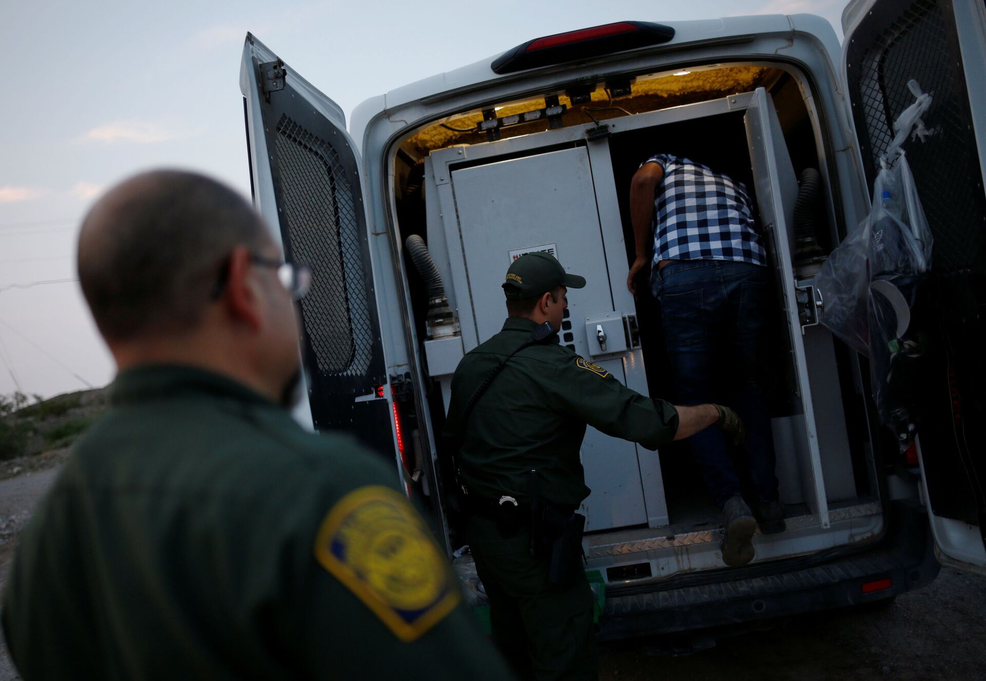A migrant from Central America is detained by U.S. Border Patrol agents after crossing into the United States from Mexico, in Sunland Park, New Mexico, U.S., July 22, 2021 - Sputnik International, 1920, 07.09.2021