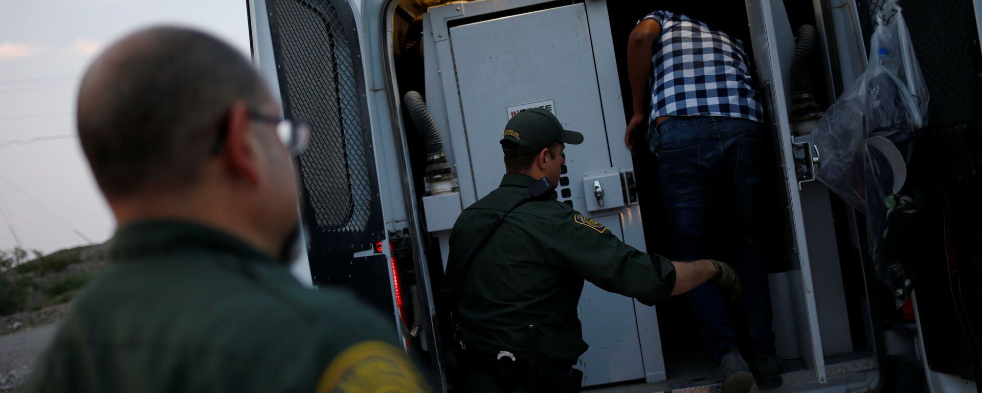 A migrant from Central America is detained by U.S. Border Patrol agents after crossing into the United States from Mexico, in Sunland Park, New Mexico, U.S., July 22, 2021 - Sputnik International, 1920