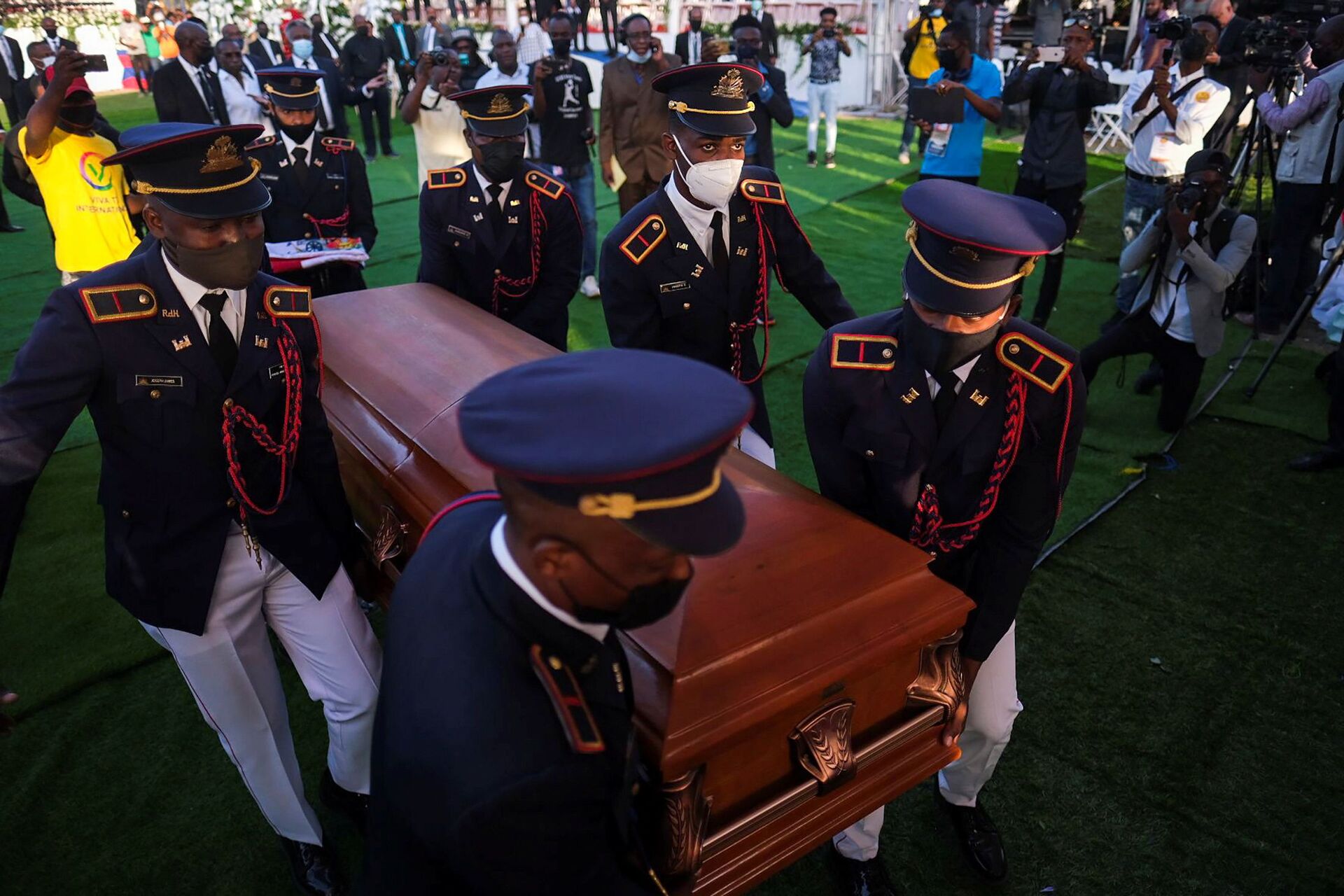Pallbearers in military attire carry the coffin holding the body of late Haitian President Jovenel Moise after he was shot dead at his home in Port-au-Prince earlier this month, in Cap-Haitien, July 23, 2021. REUTERS/Ricardo Arduengo - Sputnik International, 1920, 07.09.2021