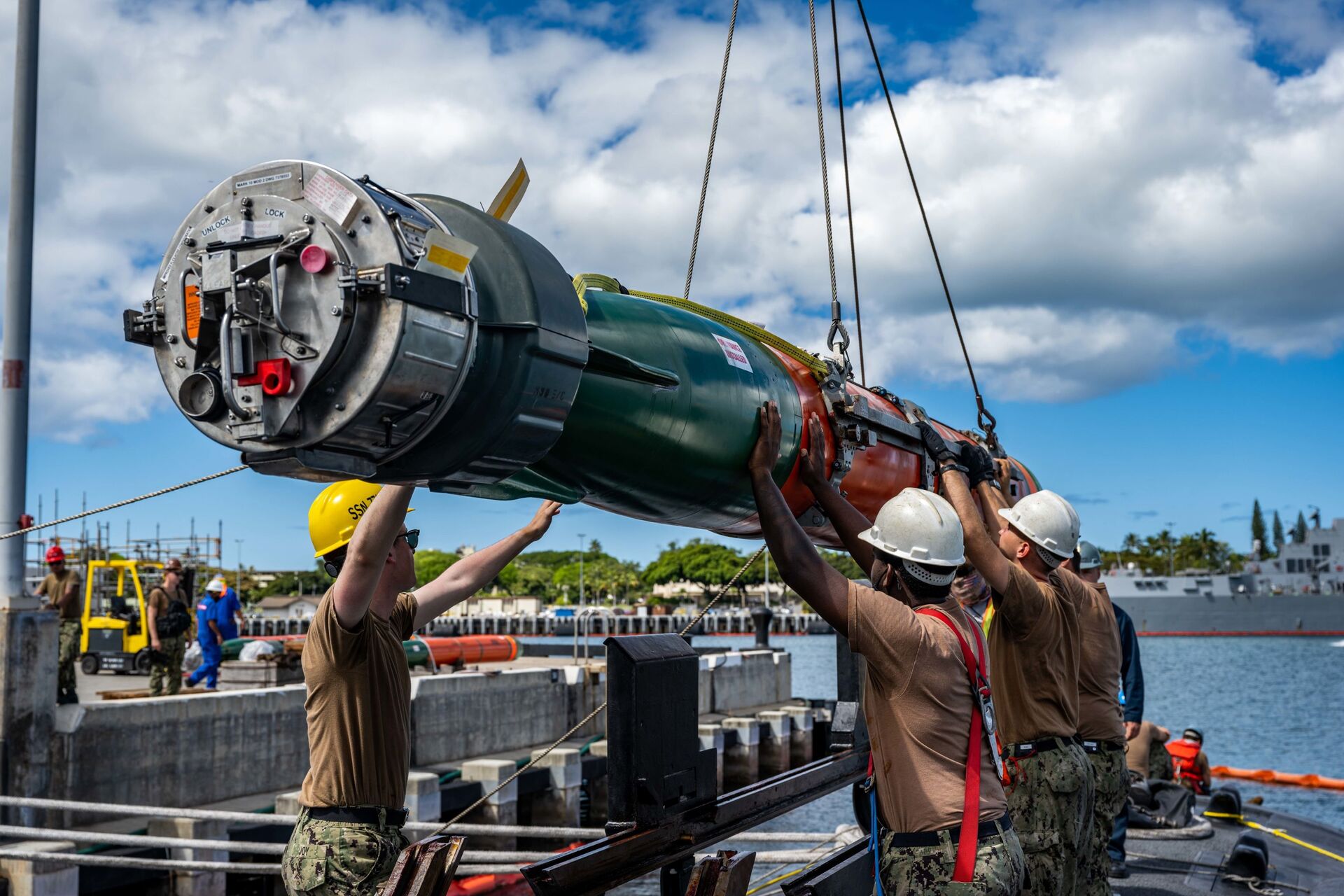Sailors assigned to the Los Angeles-class fast-attack submarine USS Columbia (SSN 771) load a Mark 48 advanced capability torpedo for Exercise Agile Dagger 2021. - Sputnik International, 1920, 07.09.2021
