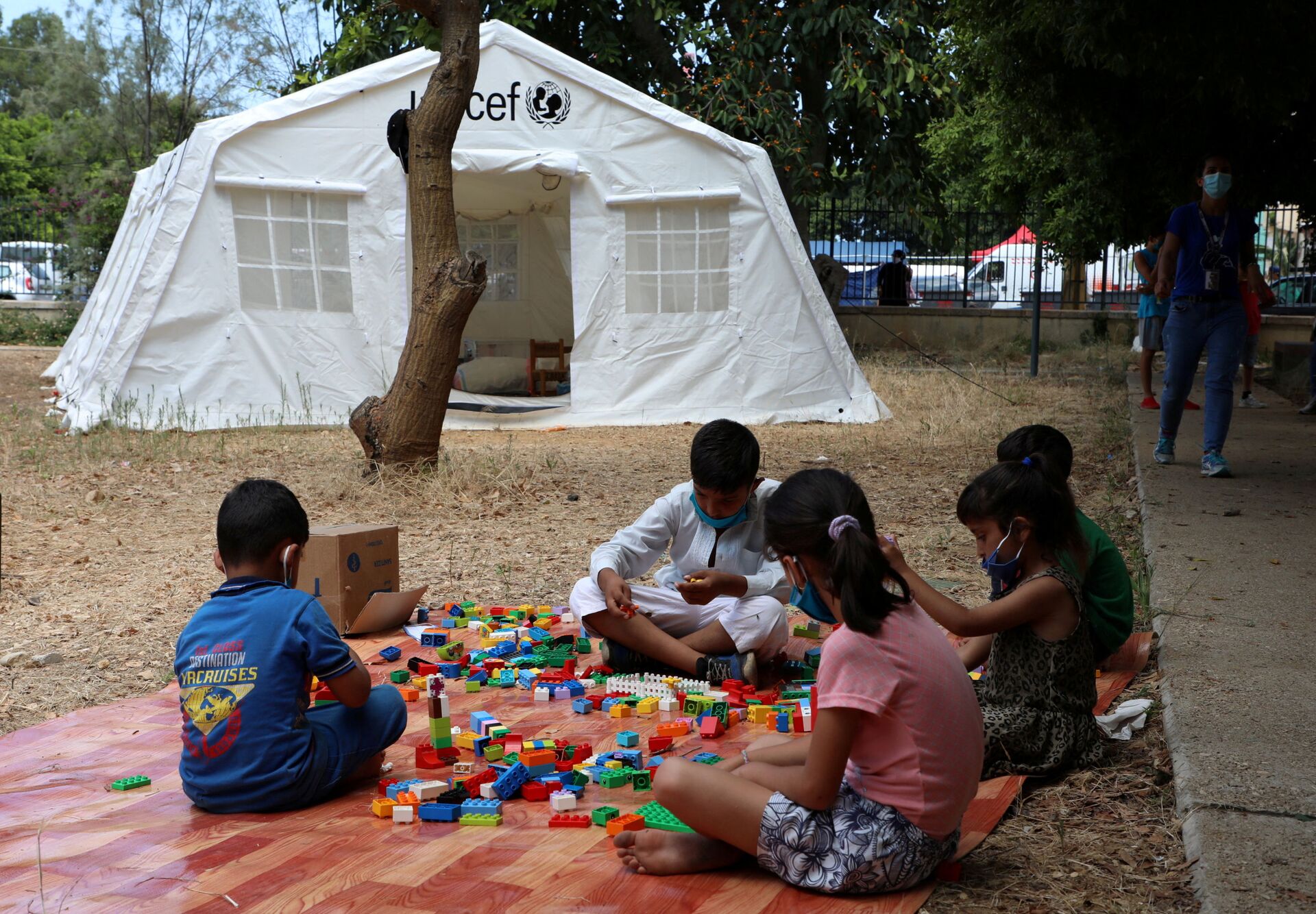 FILE PHOTO: Children play outisde a UNICEF tent put in place to provide psychosocial support to people affected by a massive explosion in Beirut's port area, Lebanon August 20, 2020. Picture taken August 20, 2020. - Sputnik International, 1920, 07.09.2021