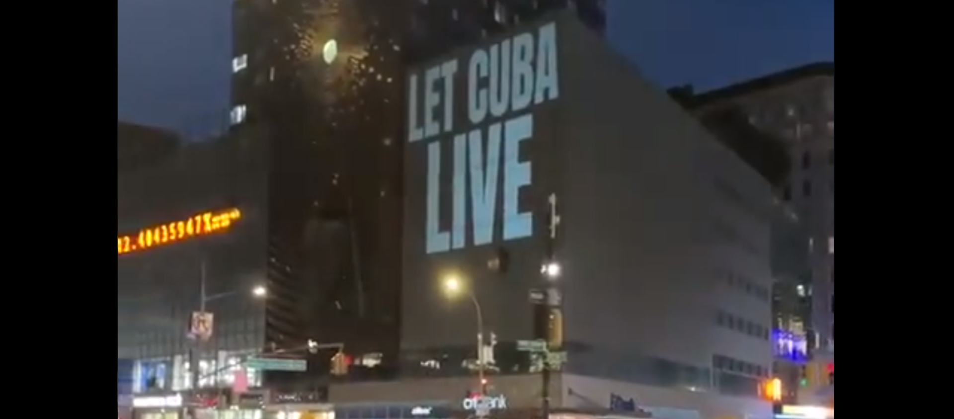 A projection in Times Square on 22 July 2021, organised by The People's Forum in New York in conjunction with the publication of a letter calling for US President Joe Biden to drop the 243 sanctions on Cuba introduced by Donald Trump. - Sputnik International, 1920, 23.07.2021