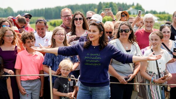 Michigan's Governor Gretchen Whitmer gestures in front of supporters after touring King Orchards farm in Central Lake, Michigan, 3 July 2021. - Sputnik International