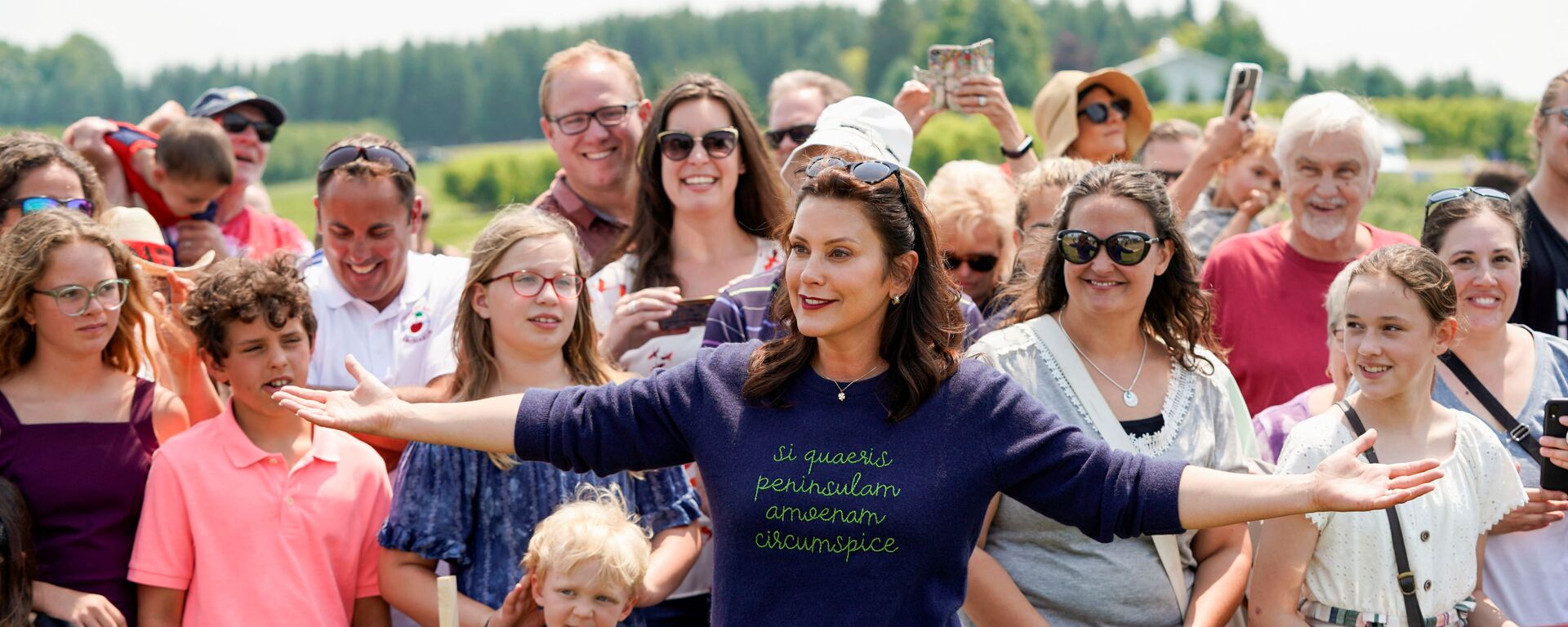 Michigan's Governor Gretchen Whitmer gestures in front of supporters after touring King Orchards farm in Central Lake, Michigan, 3 July 2021. - Sputnik International, 1920, 24.07.2021