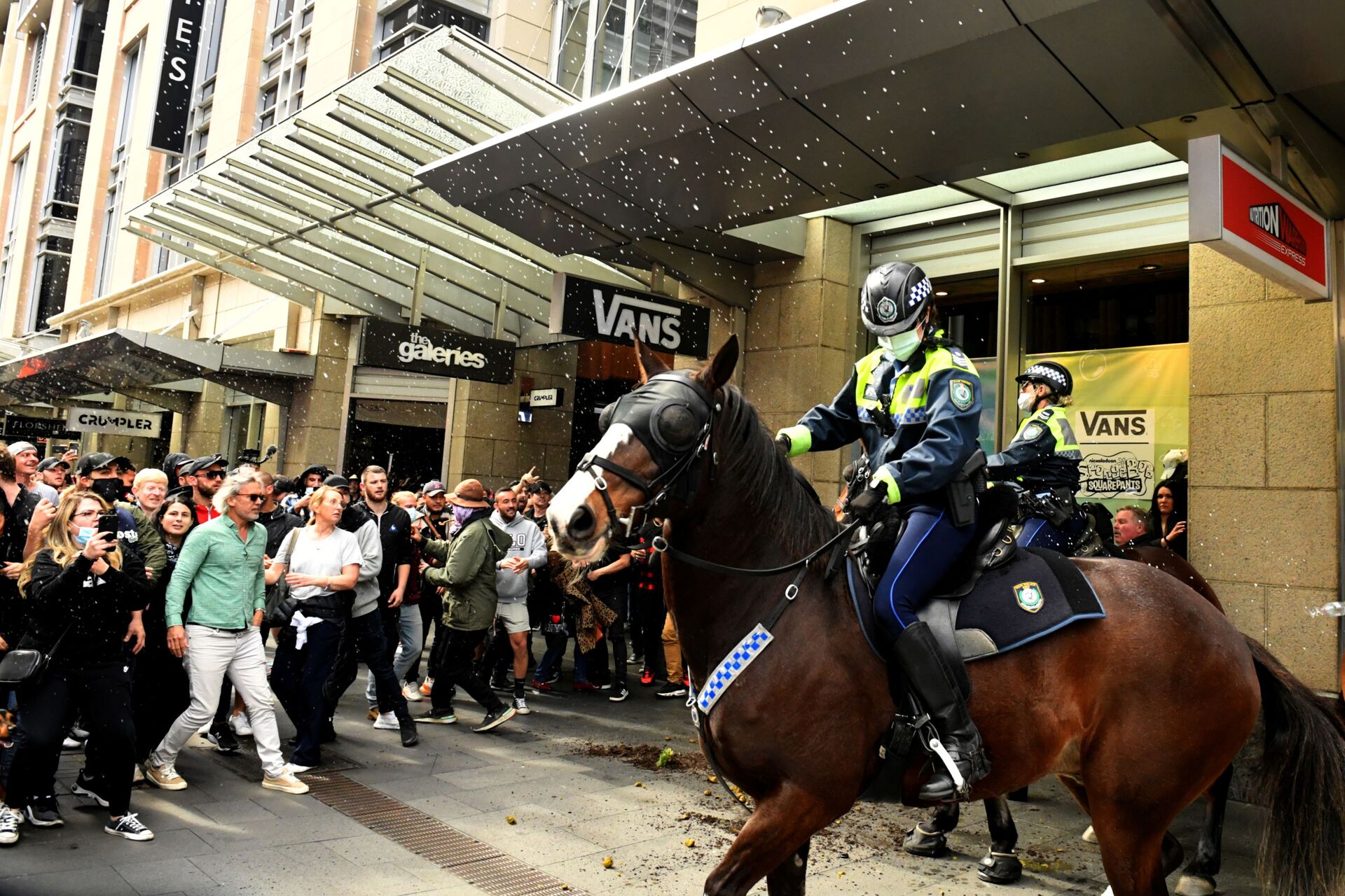Protesters throw plastic bottles and pot plants at mounted police in the city centre during an anti-lockdown rally as an outbreak of the coronavirus disease (COVID-19) affects Sydney, Australia, July 24, 2021.   - Sputnik International, 1920, 07.09.2021