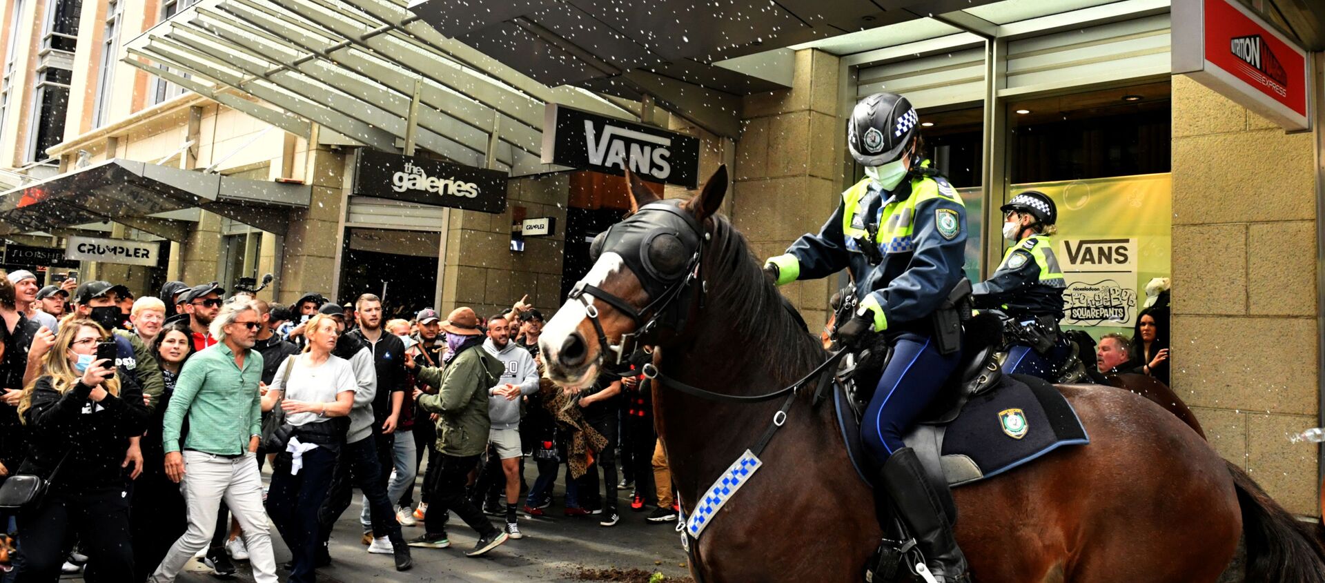 Protesters throw plastic bottles and pot plants at mounted police in the city centre during an anti-lockdown rally as an outbreak of the coronavirus disease (COVID-19) affects Sydney, Australia, July 24, 2021.   - Sputnik International, 1920, 21.08.2021