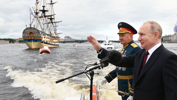 President Vladimir Putin attends the parade in St. Petersburg on the 325th anniversary of the Russian Navy, 25 July 2021 - Sputnik International