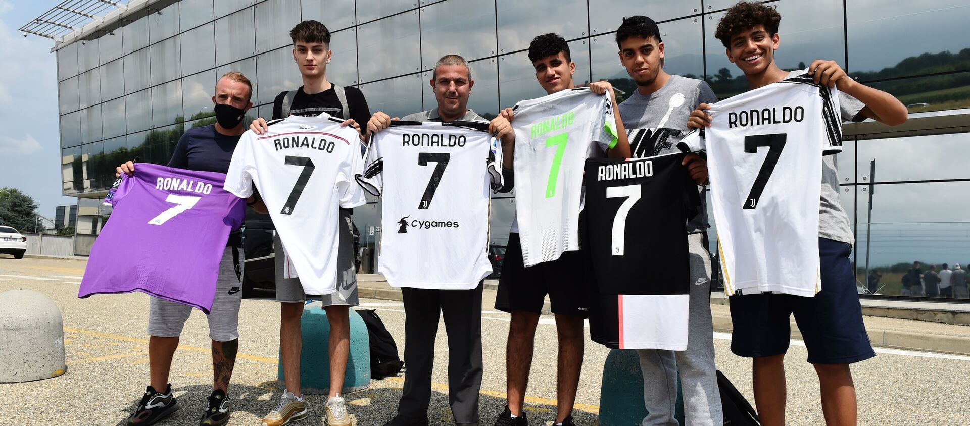  Turin-Caselle Airport, Turin, Italy - July 25, 2021 Juventus' fans display shirts with Cristiano Ronaldo's name outside Turin-Caselle Airport before he arrives - Sputnik International, 1920, 25.07.2021