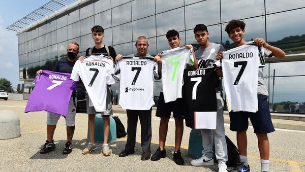  Turin-Caselle Airport, Turin, Italy - July 25, 2021 Juventus' fans display shirts with Cristiano Ronaldo's name outside Turin-Caselle Airport before he arrives - Sputnik International