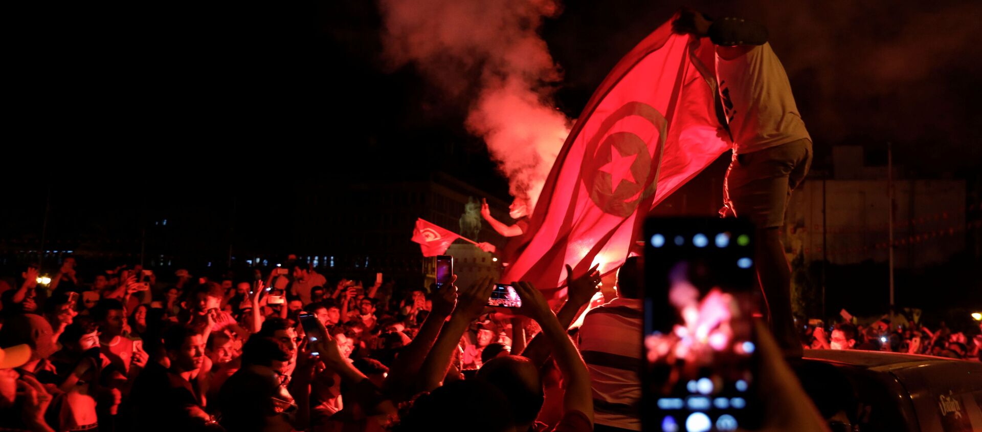 Supporters of Tunisia's President Kais Saied gather on the streets as they celebrate after he dismissed the government and froze parliament, in Tunis, Tunisia July 25, 2021. - Sputnik International, 1920, 25.07.2021