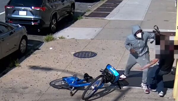 Mugger Beats Up Victim  - Sputnik International