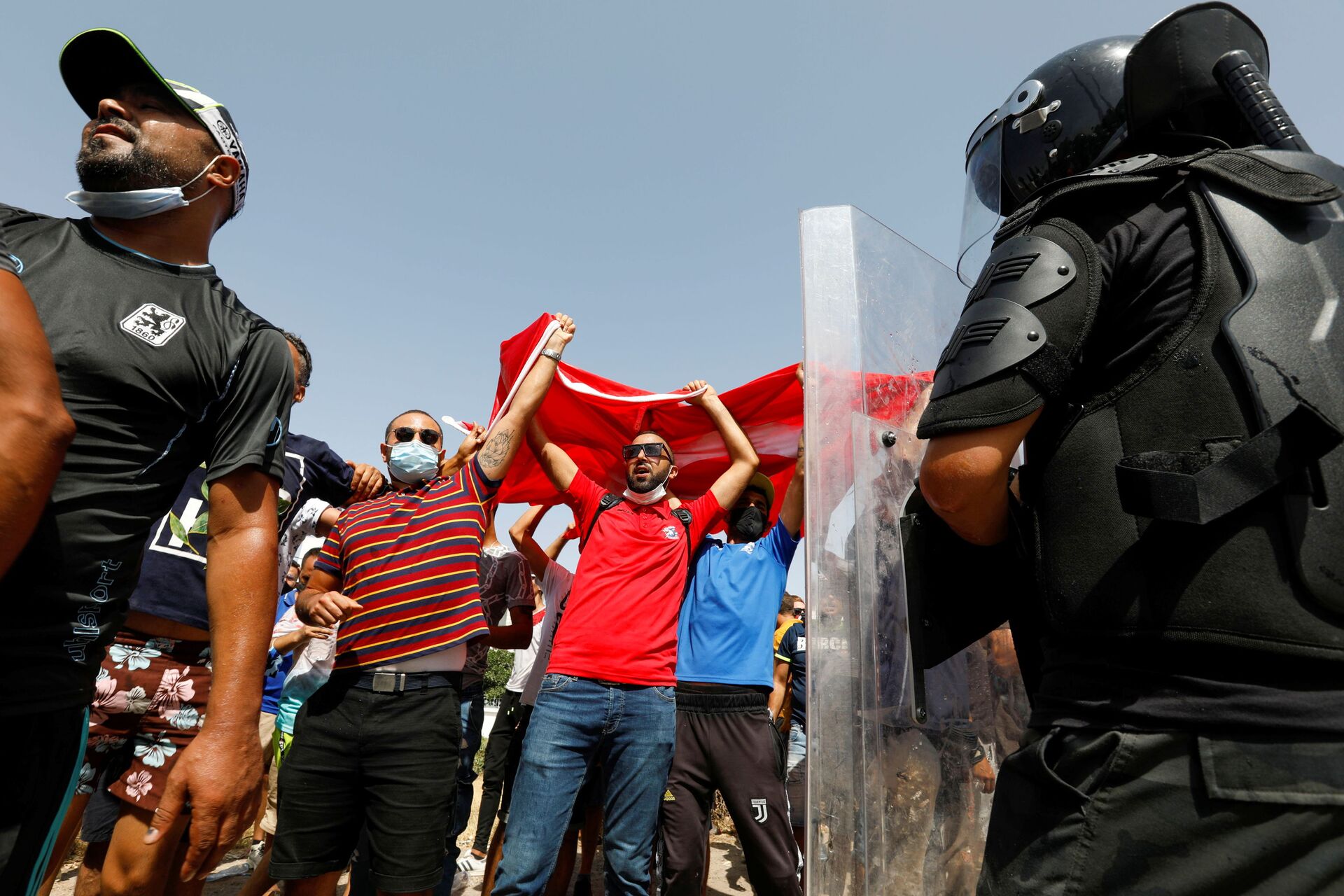 Supporters of Tunisia's President Kais Saied gather as a police officer stands guard near the parliament building in Tunis, Tunisia, July 26, 2021. - Sputnik International, 1920, 07.09.2021