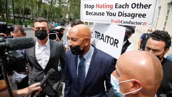 Thomas Barrack, a billionaire friend of Donald Trump who chaired the former president's inaugural fund, exits following his arraignment hearing at the Brooklyn Federal Courthouse in Brooklyn, New York, U.S., July 26, 2021. - Sputnik International