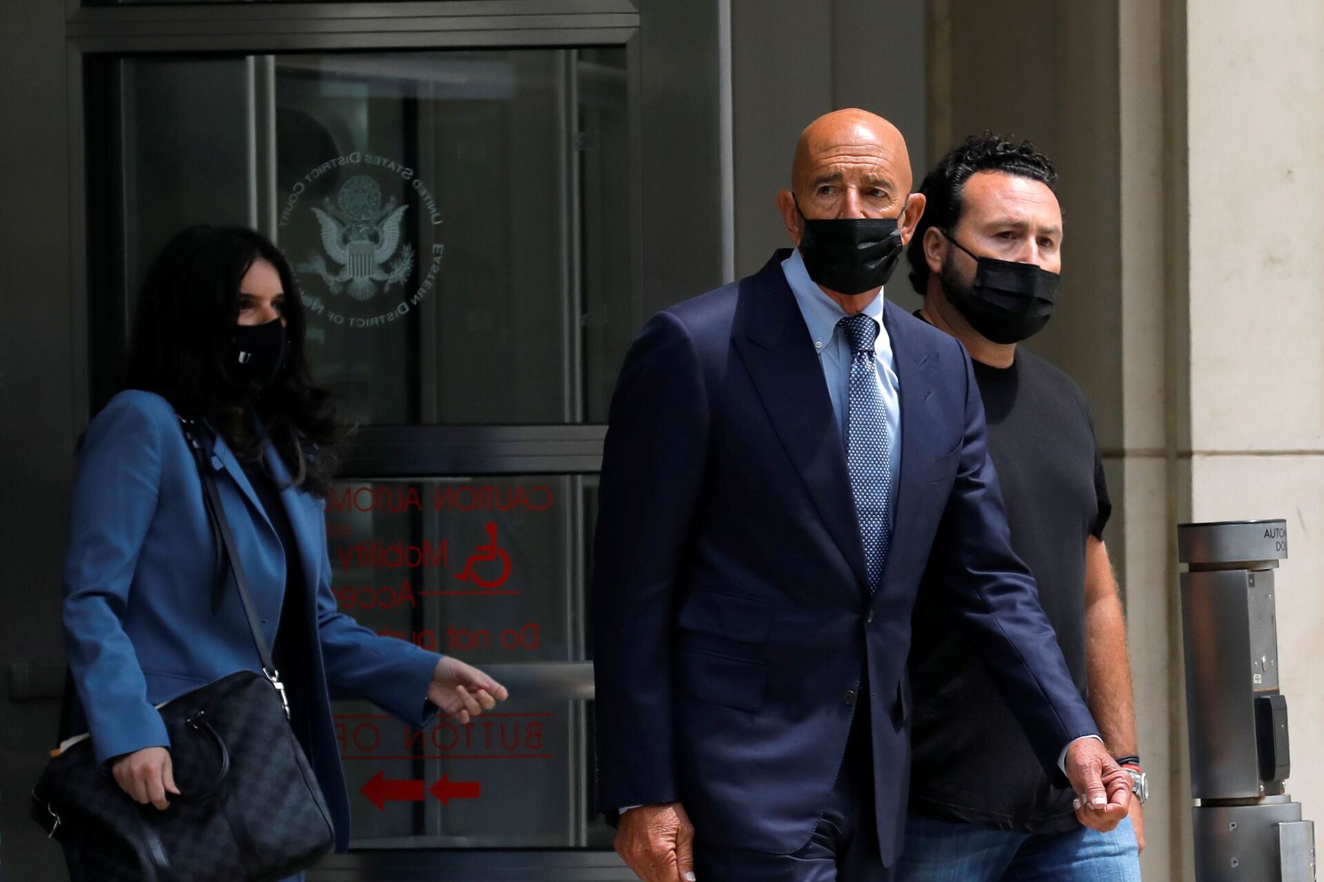 Thomas Barrack, a billionaire friend of Donald Trump who chaired the former president's inaugural fund, exits following his arraignment hearing at the Brooklyn Federal Courthouse in Brooklyn, New York, U.S., July 26, 2021. - Sputnik International, 1920, 07.09.2021