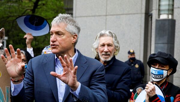 FILE PHOTO: Attorney Steven Donziger, who won a multi-billion dollar-judgment against Chevron on behalf of Ecuadorian villagers, speaks to supporters with Singer Roger Waters and actor Susan Sarandon, as he arrives for his criminal contempt trial at the Manhattan federal courthouse in the Manhattan borough of New York City, New York, U.S., May 10, 2021. - Sputnik International