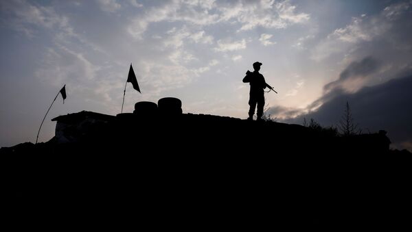 An Afghan police officer keeps watch at the check post on the outskirts of Kabul, Afghanistan July 13, 2021. - Sputnik International