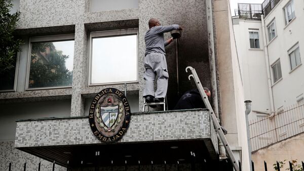 Experts inspect the damage at the Cuban embassy following an overnight petrol bomb attack on its building, in Paris, France July 27, 2021.  - Sputnik International