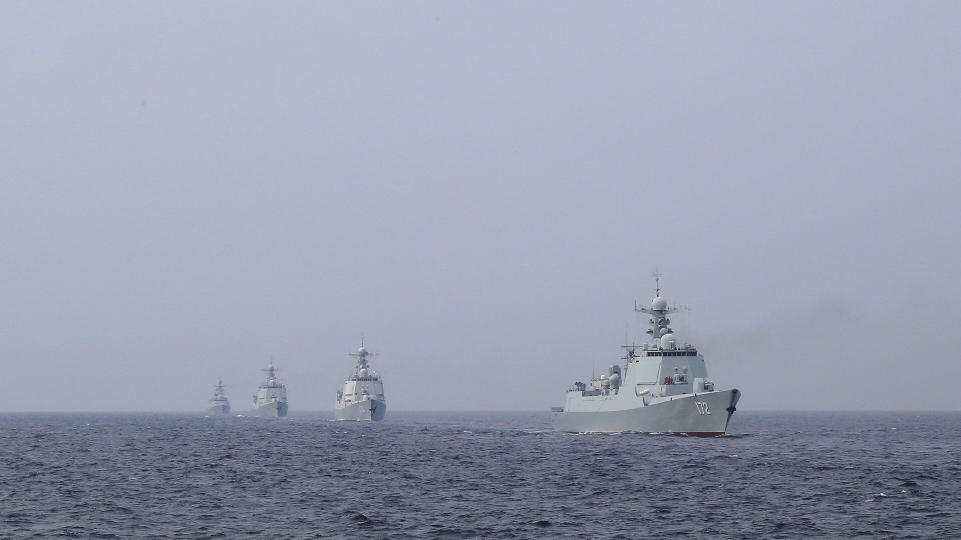 A destroyer formation leading by the Type 052 guided-missile destroyer Kunming (Hull 172) steams at an undisclosed sea area during a maritime actual combat training exercise in late April, 2018. They are attached to a destroyer flotilla with the navy under the PLA Southern Theater Command. - Sputnik International, 1920, 09.09.2021