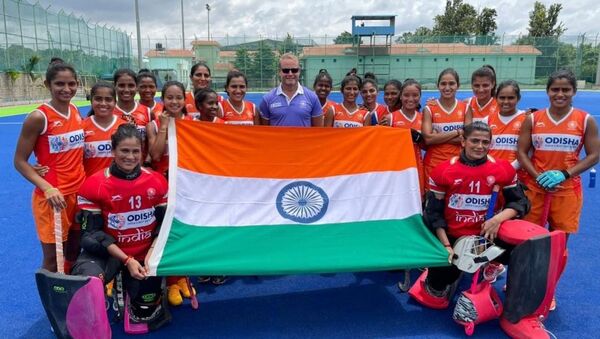 Sjoerd Marijne with Indian women hockey team - Sputnik International