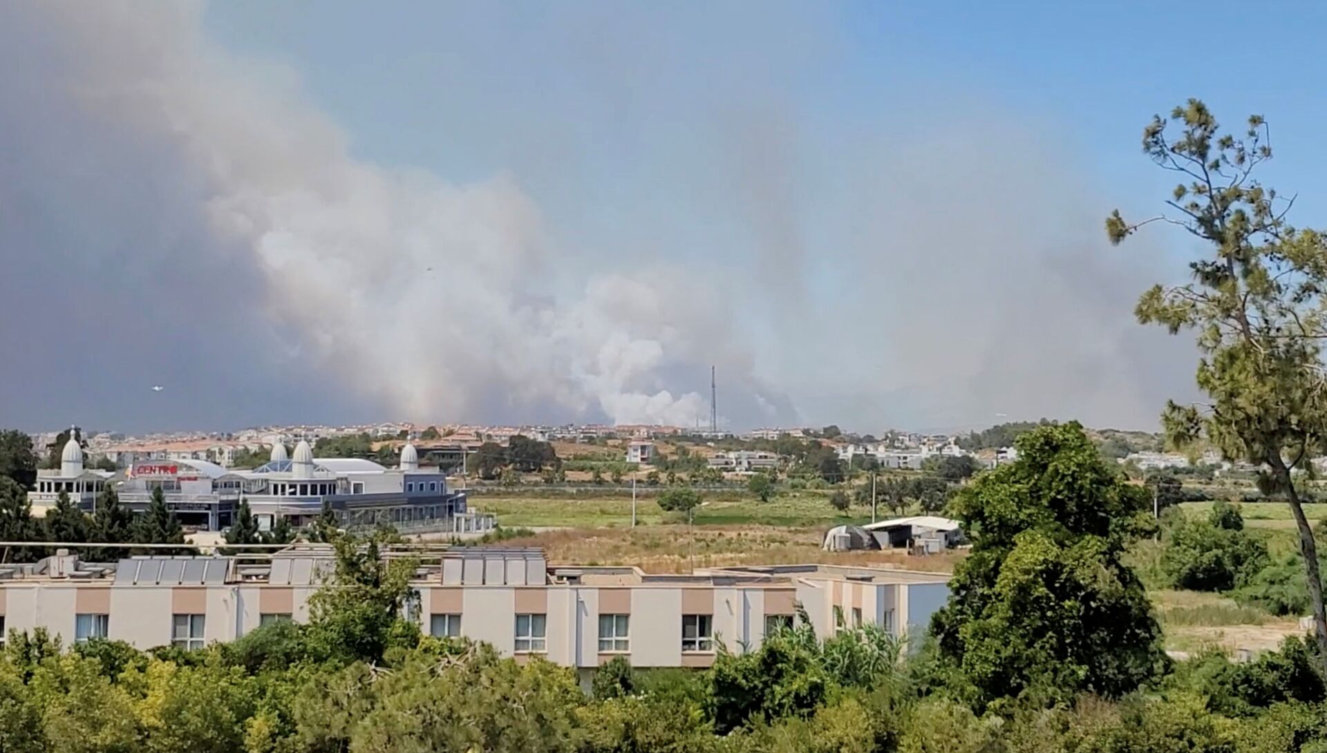 Smoke from a wildfire is seen in Manavgat, Antalya, Turkey July 28, 2021 in this still image taken from social media video.  - Sputnik International, 1920, 07.09.2021