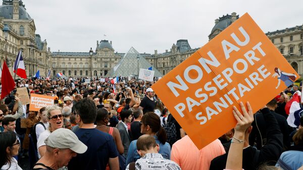 Demonstrators attend a protest against the new measures announced by French President Emmanuel Macron to fight the coronavirus disease (COVID-19) outbreak, in Paris, France, July 17, 2021. - Sputnik International