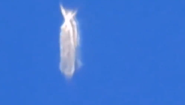 Screenshot from a video reportedly filmed by a German plane traveller showing a weird shimmering shape-shifting object, deemed a UFO by some users - Sputnik International