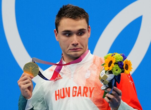 Swimmer Kristof Milak of Hungary poses with his gold medal on the podium at the Tokyo 2020 Olympics. - Sputnik International