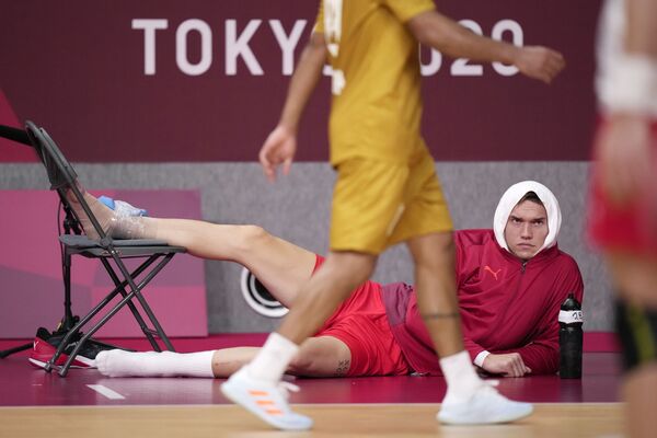 Denmark's Lasse Andersson watches a match after getting injured during the men's preliminary round Group B handball match between Denmark and Bahrain at the 2020 Summer Olympics in Tokyo, Japan. - Sputnik International