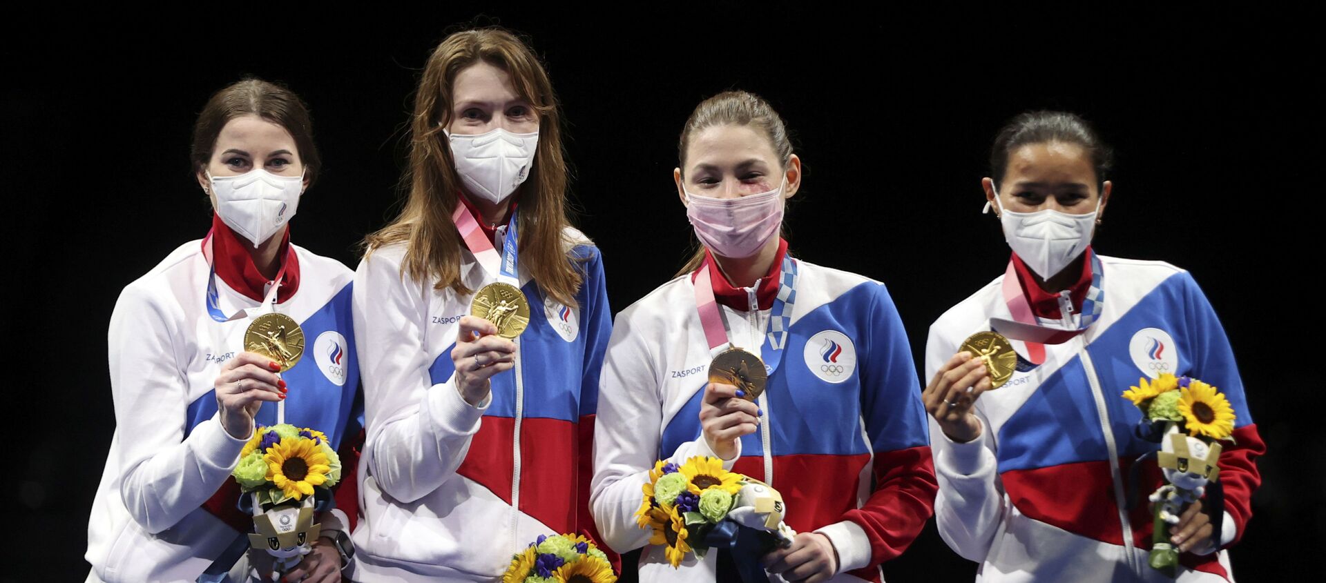 Tokyo 2020 Olympics - Fencing - Women's Team Foil - Medal Ceremony - Makuhari Messe Hall B - Chiba, Japan - July 29, 2021. Gold medallists Inna Deriglazova of the Russian Olympic Committee, Adelina Zagidullina of the Russian Olympic Committee, Larisa Korobeynikova of the Russian Olympic Committee and Marta Martyanova of the Russian Olympic Committee celebrate on the podium REUTERS/Carl Recine - Sputnik International, 1920, 07.08.2021