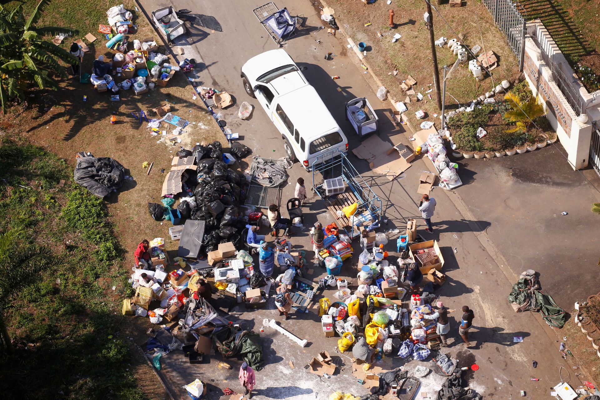 People loot an area near a burning warehouse after violence erupted following the jailing of former South African President Jacob Zuma, in Durban, South Africa, July 14, 2021 - Sputnik International, 1920, 07.09.2021