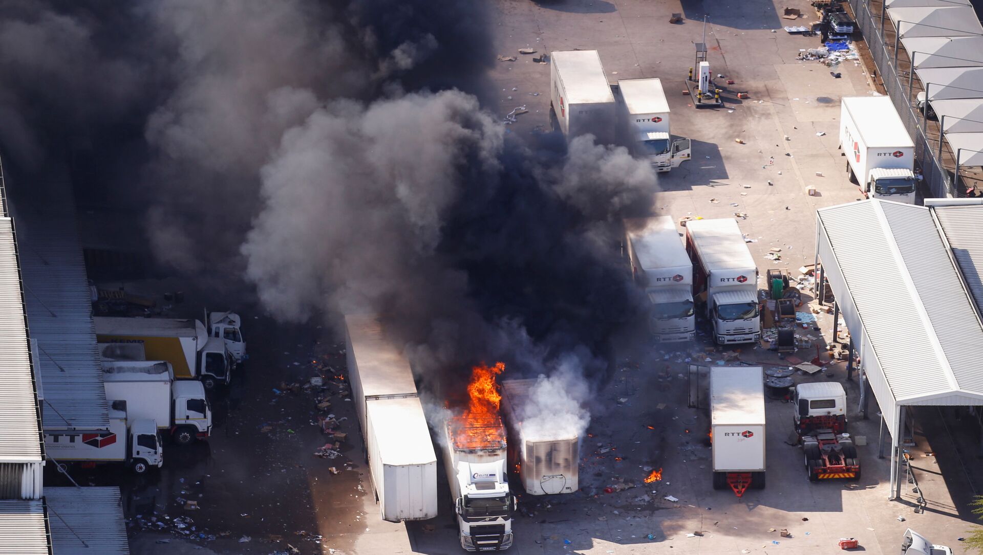 A general view of burning trucks after violence erupted following the jailing of former South African President Jacob Zuma, in Durban, South Africa, July 14, 2021 - Sputnik International, 1920, 29.07.2021