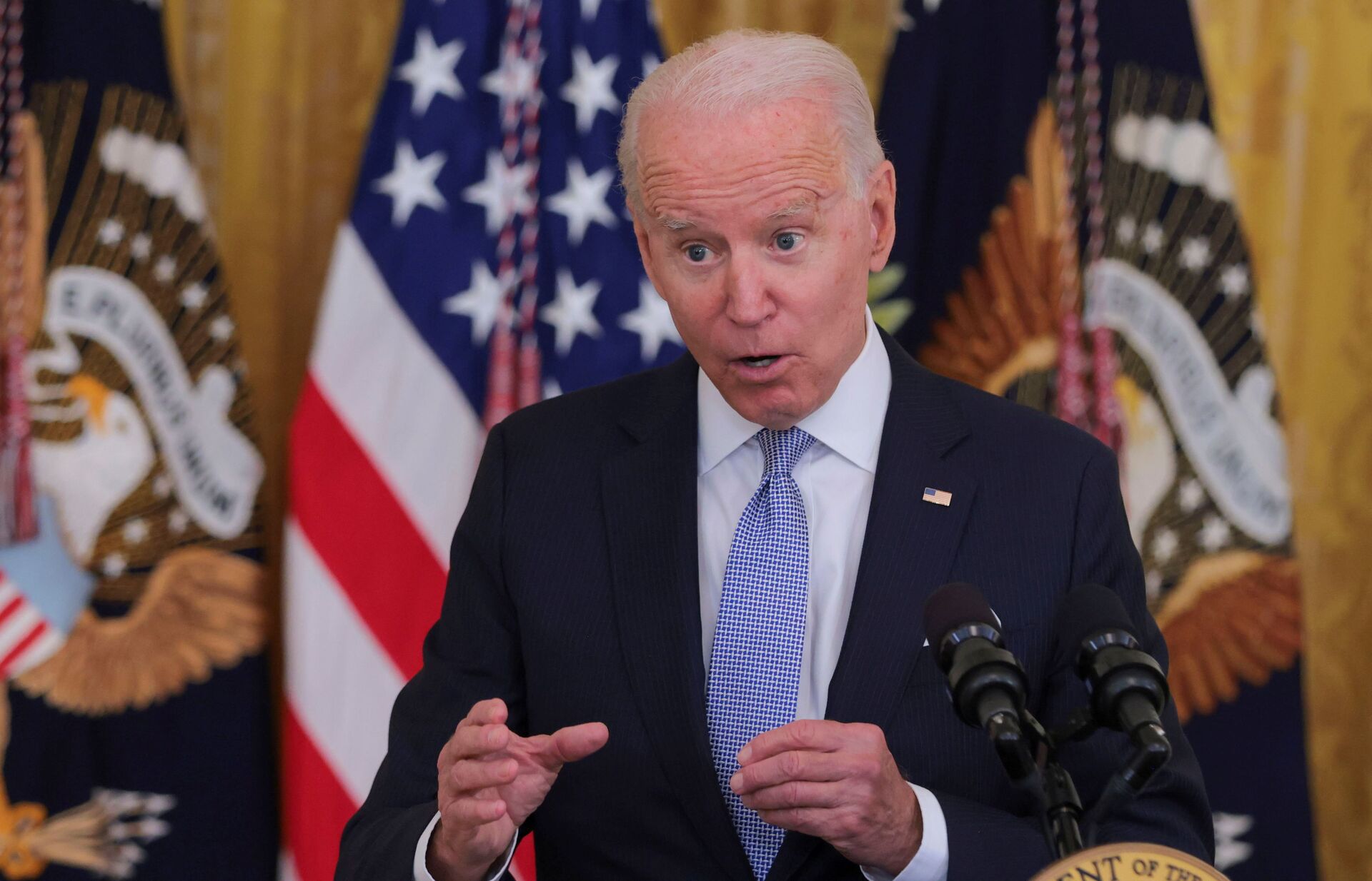U.S. President Joe Biden answers questions about the pace of coronavirus disease (COVID-19) vaccinations during remarks at the White House in Washington - Sputnik International, 1920, 07.09.2021