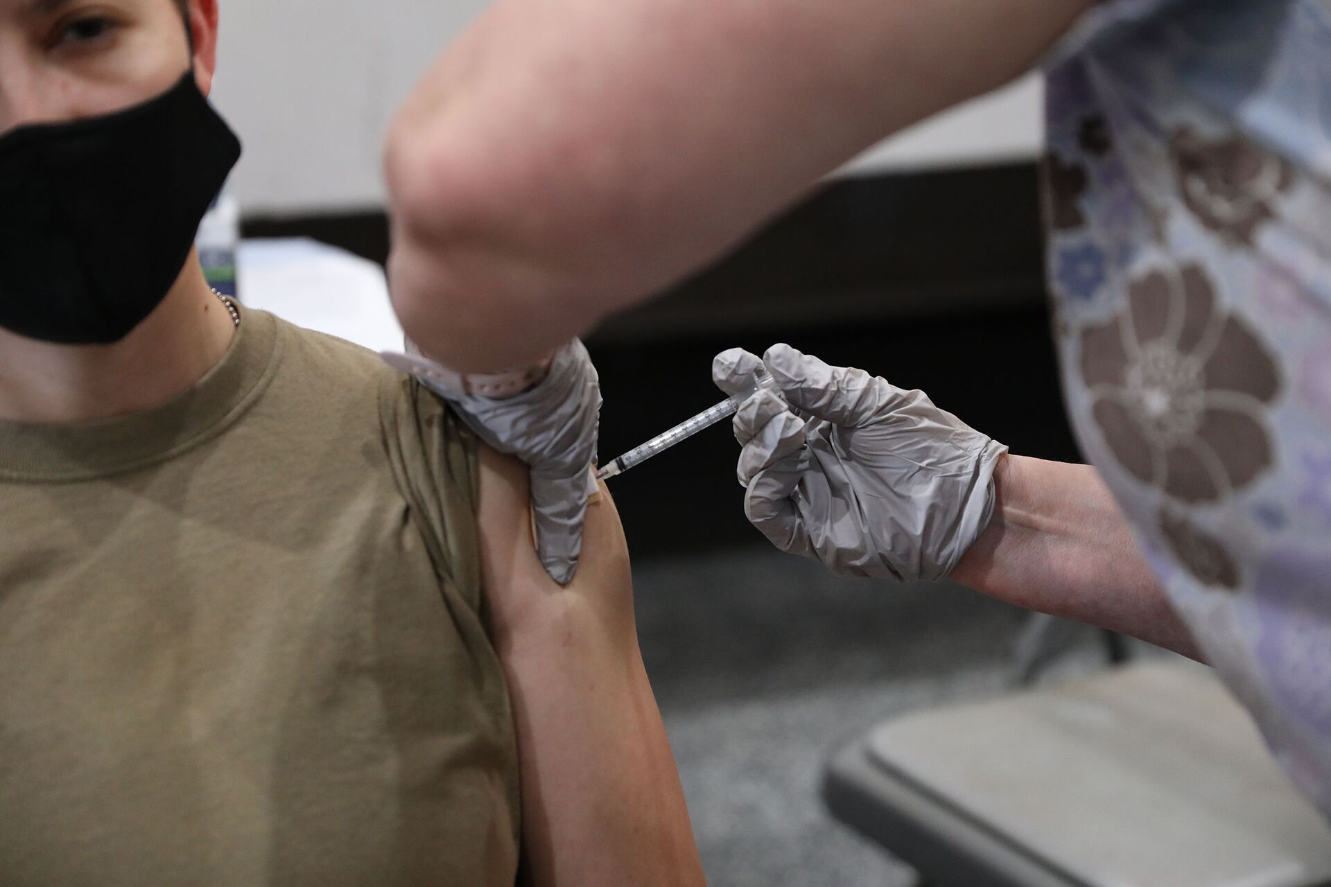 U.S. Army Sgt. Brandy Herrmann, assigned to the 24th Theater Public Affairs Support Element, receives the COVID-19 vaccination at Stayton Theater, at Fort Bliss, Texas, Feb. 5, 2021. Herrmann was instructed to wait 15 minutes before driving or participate in vigorous physical activity after receiving the shot. (U.S. Army photo by Pfc. Maxwell Bass, 24th Theater Public Affairs Support Element) - Sputnik International, 1920, 07.09.2021