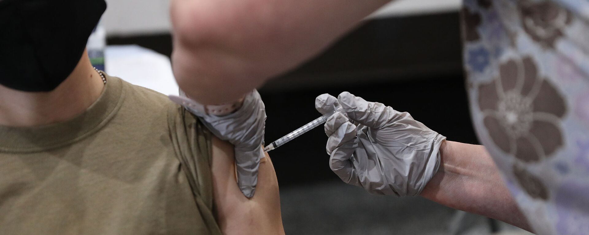 U.S. Army Sgt. Brandy Herrmann, assigned to the 24th Theater Public Affairs Support Element, receives the COVID-19 vaccination at Stayton Theater, at Fort Bliss, Texas, Feb. 5, 2021. Herrmann was instructed to wait 15 minutes before driving or participate in vigorous physical activity after receiving the shot. (U.S. Army photo by Pfc. Maxwell Bass, 24th Theater Public Affairs Support Element) - Sputnik International, 1920, 15.09.2021