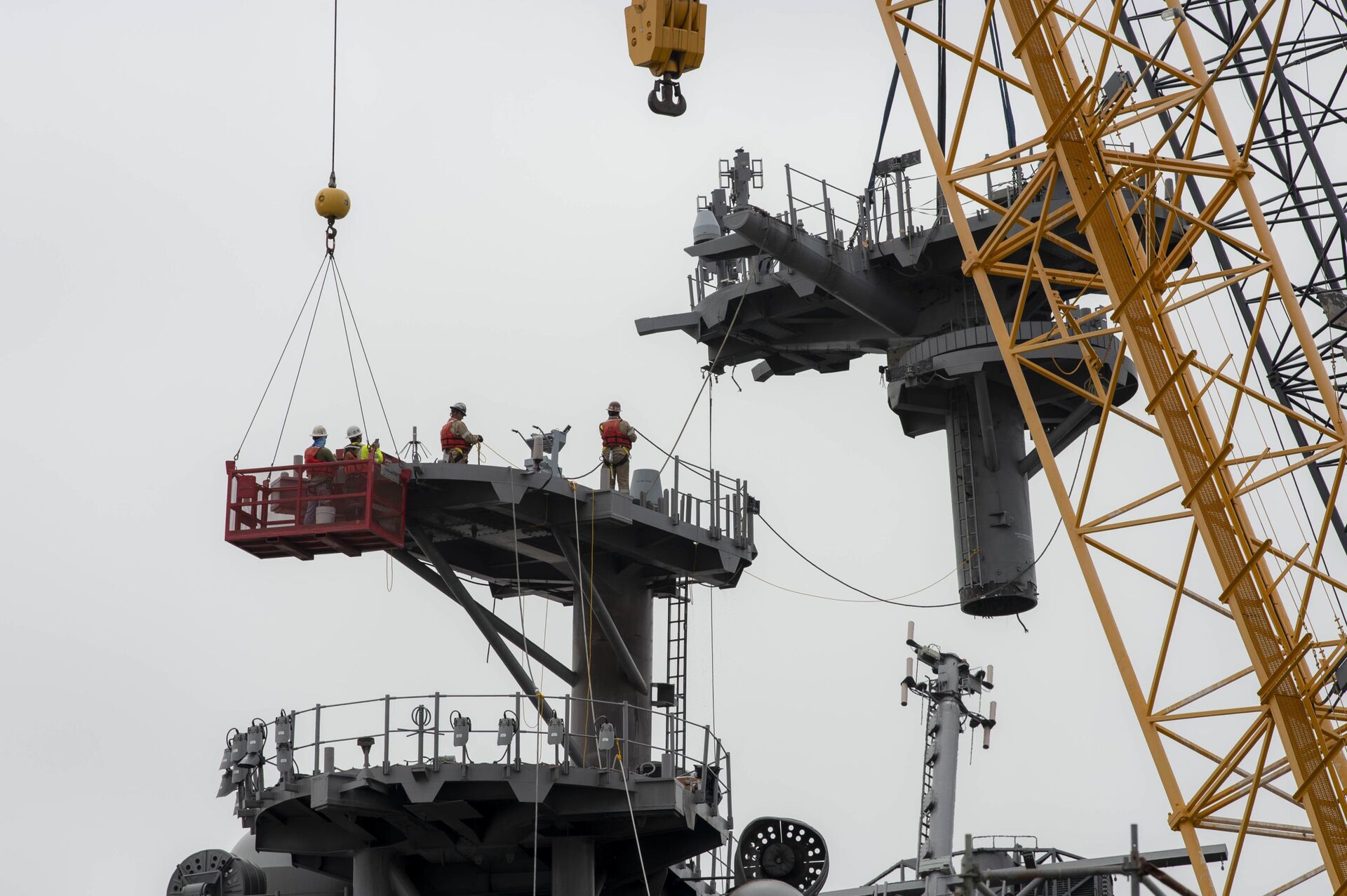 Contractors with Naval Sea Systems Command (NAVSEA) work to remove the aft mast aboard the amphibious assault ship USS Bonhomme Richard (LHD-6). - Sputnik International, 1920, 07.09.2021