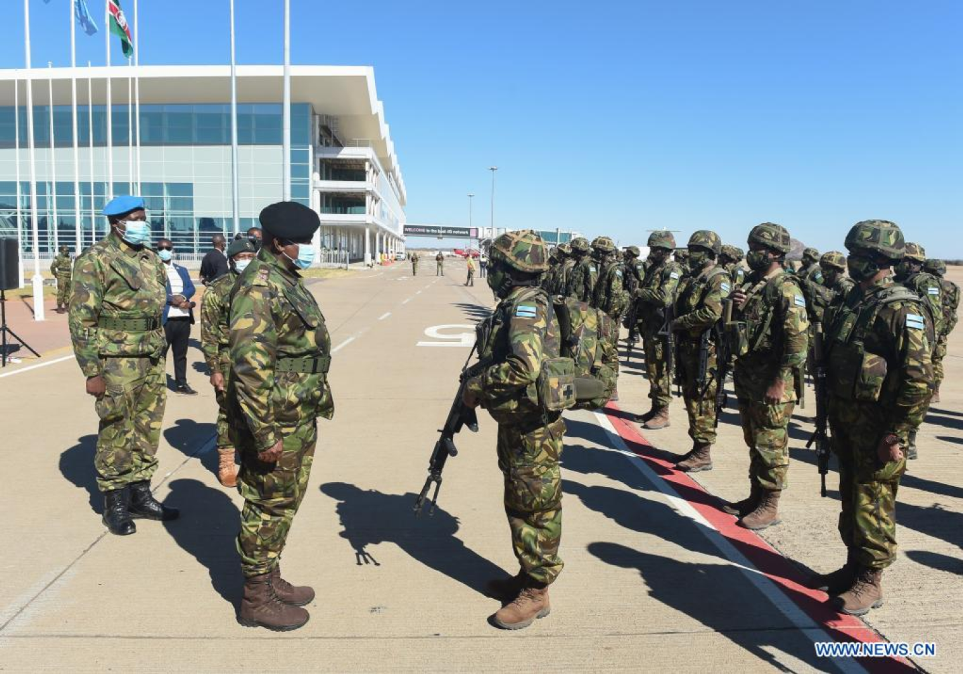 Botswana's President Mokgweetsi Masisi sends off troops to Mozambique as part of the Southern Africa Development Community (SADC) Standby Force at Sir Seretse Khama International Airport in Gaborone, Botswana, July 26, 2021. The Botswana Defence Force (BDF) will provide regional support to the Republic of Mozambique to combat the looming threat of terrorism and acts of violent extremism in the Cabo Delgado region, as an element of the SADC Mission in Mozambique. A total of 296 BDF soldiers will be deployed in Mozambique, and 70 of them departed on Monday. - Sputnik International, 1920, 01.02.2022