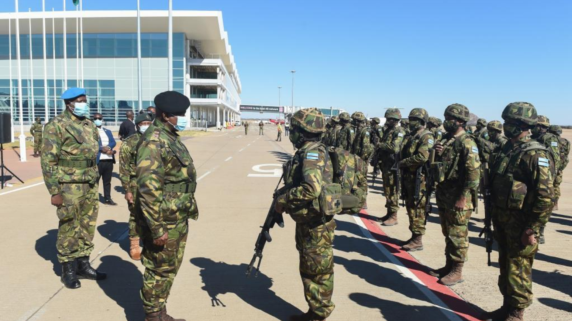 Botswana's President Mokgweetsi Masisi sends off troops to Mozambique as part of the Southern Africa Development Community (SADC) Standby Force at Sir Seretse Khama International Airport in Gaborone, Botswana, July 26, 2021. The Botswana Defence Force (BDF) will provide regional support to the Republic of Mozambique to combat the looming threat of terrorism and acts of violent extremism in the Cabo Delgado region, as an element of the SADC Mission in Mozambique. A total of 296 BDF soldiers will be deployed in Mozambique, and 70 of them departed on Monday. - Sputnik International, 1920, 07.10.2021