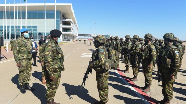 Botswana's President Mokgweetsi Masisi sends off troops to Mozambique as part of the Southern Africa Development Community (SADC) Standby Force at Sir Seretse Khama International Airport in Gaborone, Botswana, July 26, 2021. The Botswana Defence Force (BDF) will provide regional support to the Republic of Mozambique to combat the looming threat of terrorism and acts of violent extremism in the Cabo Delgado region, as an element of the SADC Mission in Mozambique. A total of 296 BDF soldiers will be deployed in Mozambique, and 70 of them departed on Monday. - Sputnik International