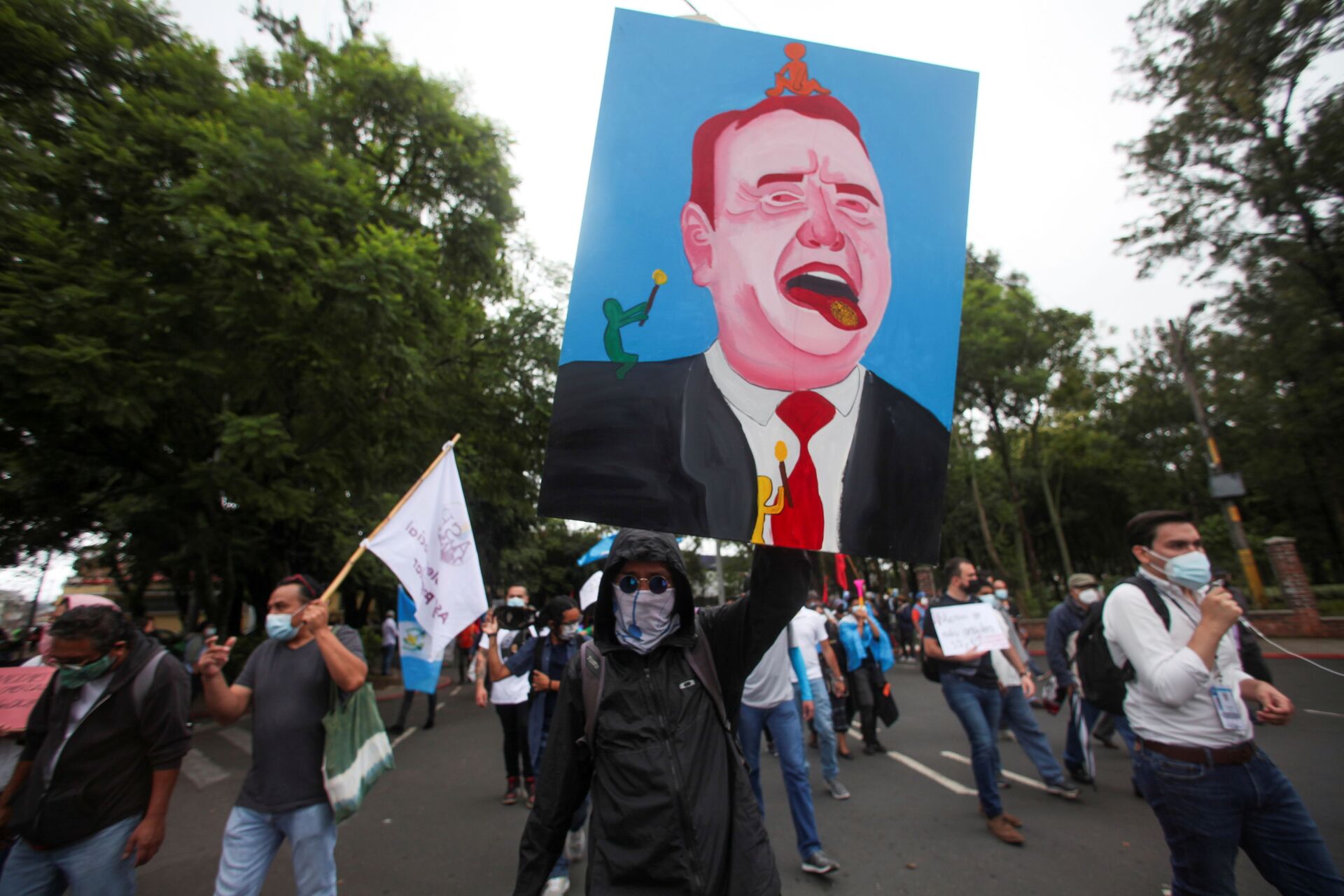A demonstrator holds up a painting of Guatemalan President Alejandro Giammattei during a protest to demand the resignation of Giammattei and Attorney General Maria Porras, in Guatemala City, Guatemala July 29, 2021 - Sputnik International, 1920, 09.03.2022