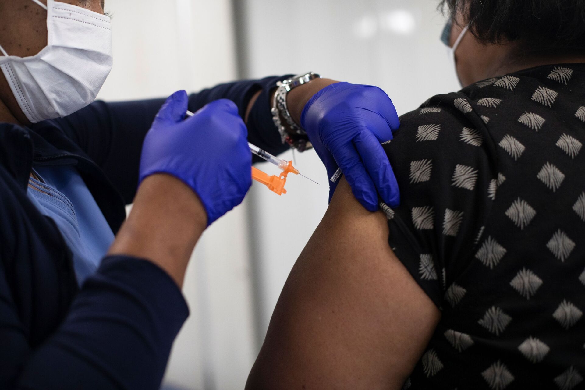 Nurse Angela Norment injects a second dose of the coronavirus disease (COVID-19) vaccine at a mobile pop-up vaccination clinic hosted by the Detroit Health Department with the Detroit Public Schools Community District at Renaissance High School in Detroit, Michigan, U.S., July 26, 2021. - Sputnik International, 1920, 07.09.2021