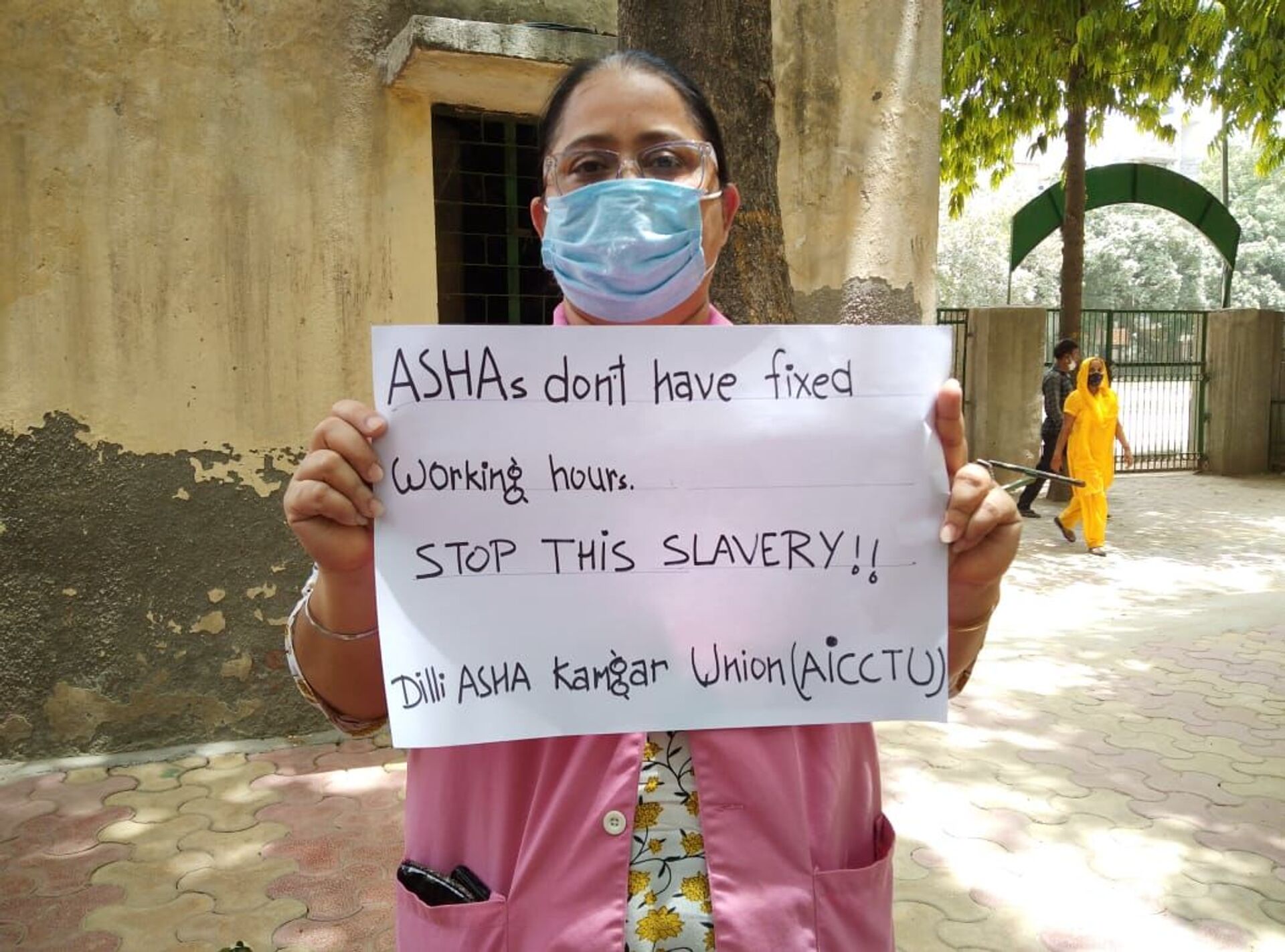 An ASHA worker holds a banner, ASHAs don't have fixed working hours. Stop this slavery! - Sputnik International, 1920, 07.09.2021