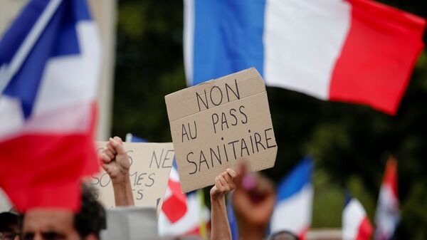 A protester holds a placard that reads No to the health passport during a demonstration called by the French nationalist party Les Patriotes (The Patriots) against France's restrictions to fight the coronavirus disease (COVID-19) outbreak, on the Droits de l'Homme (human rights) esplanade at the Trocadero Square in Paris, France, July 24, 2021. REUTERS/Benoit Tessier - Sputnik International