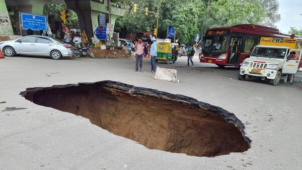 New Delhi Suffers Traffic Disruption as Massive Sinkhole Appears on City Street - Photos - Sputnik International