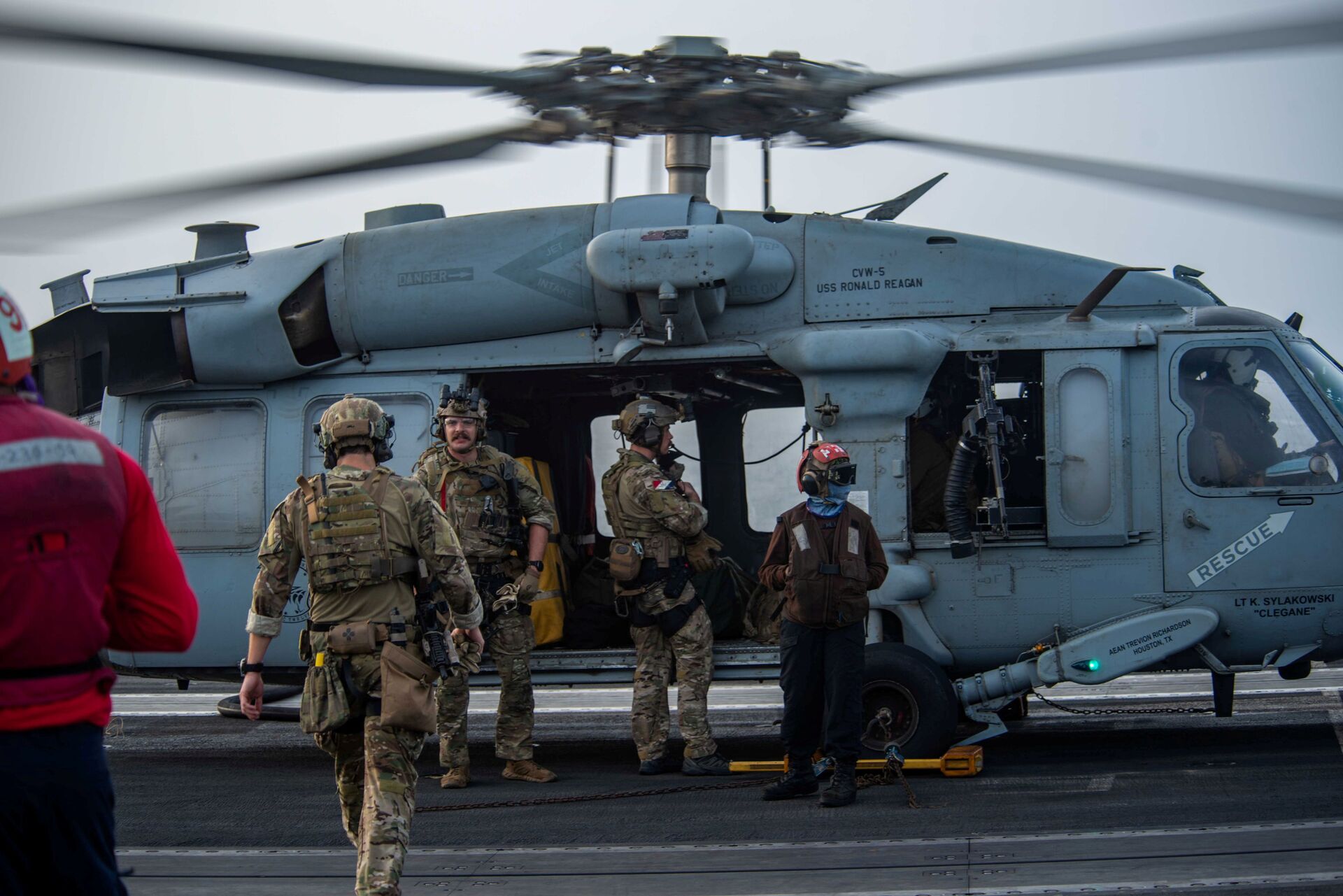 Sailors assigned to Explosive Ordnance Disposal Mobile Unit (EODMU) 5 board an MH-60S Sea Hawk helicopter, attached to the Golden Falcons of Helicopter Sea Combat Squadron (HSC) 12, are seen on the flight deck of aircraft carrier USS Ronald Reagan (CVN 76), in response to a call for assistance from the Mercer Street, a Japanese-owned Liberian-flagged tanker managed by Israeli-owned Zodiac Maritime, in the Arabian Sea July 30, 2021. Picture taken July 30, 2021. U.S. - Sputnik International, 1920, 07.09.2021
