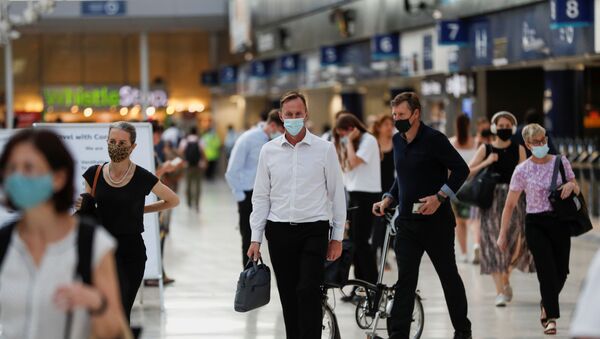 Commuters walk through Waterloo station, amid the coronavirus disease (COVID-19) pandemic, London, Britain, July 19, 2021 - Sputnik International