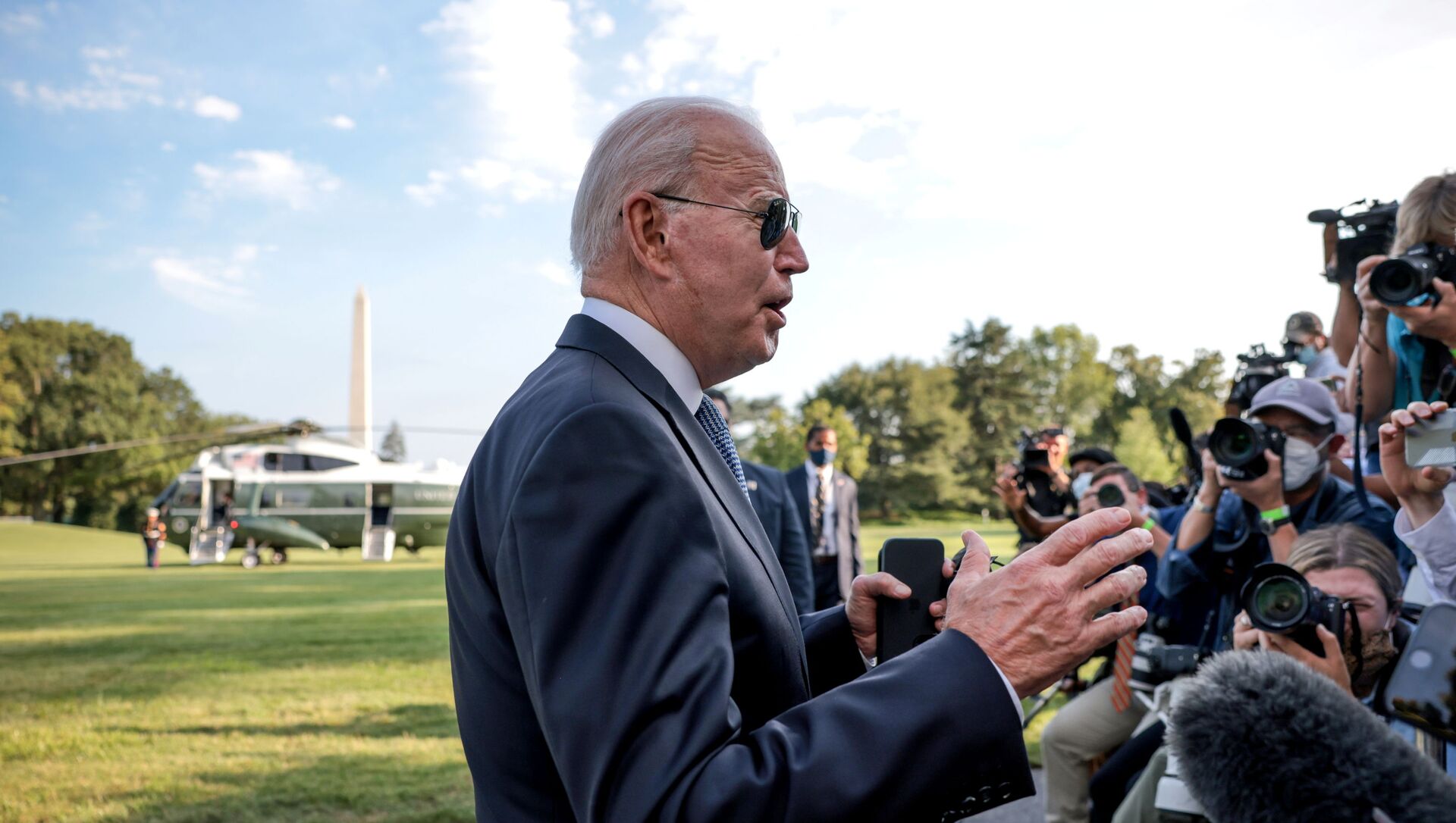 U.S. President Joe Biden speaks to reporters outside the White House in Washington, U.S., before departing the White House for a weekend in Camp David, July 30, 2021. REUTERS/Evelyn Hockstein - Sputnik International, 1920, 01.08.2021